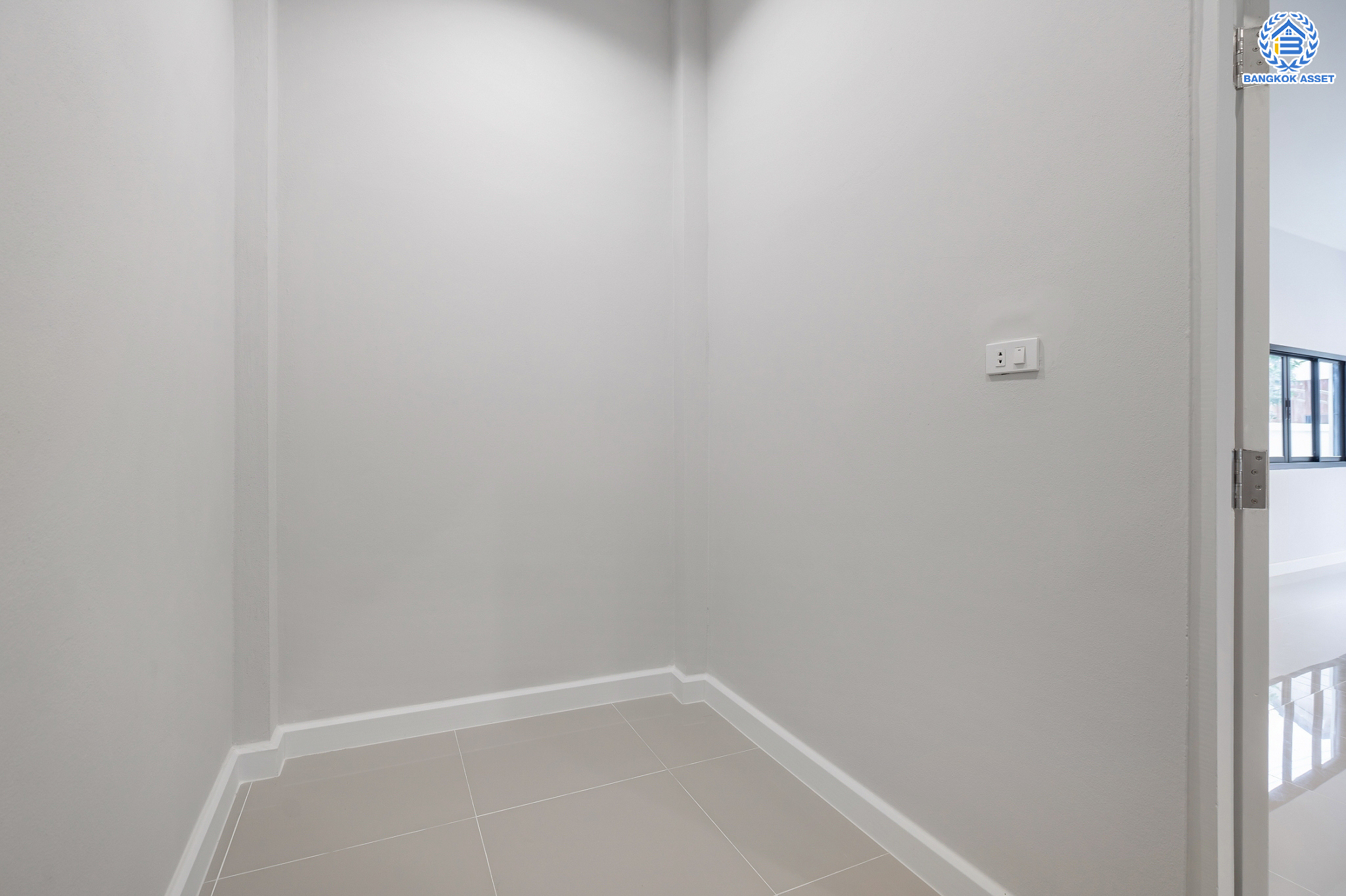 บ้านมือสองตกแต่งใหม่ ม.บูรพา12 ดอนเมือง บ้านเดี่ยว เนื้อที่ 50 ตร.ว. ฟังก์ชัน 4 ห้องนอน 2 ห้องน้ำ จอดรถได้ 2 คัน บนทำเลดีที่สุด ใกล้สนามบินดอนเมือง ทางด่วน "ศรีสมาน" และรถไฟฟ้าสายสีแดง "สถานีดอนเมือง"